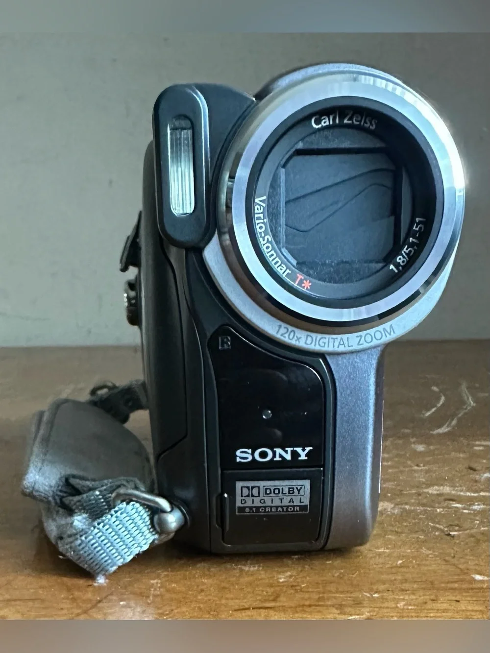 Sony DCR-DVD403 NTSC 3MP MPEG Digital Video Camera Recorder Handycam Camcorder